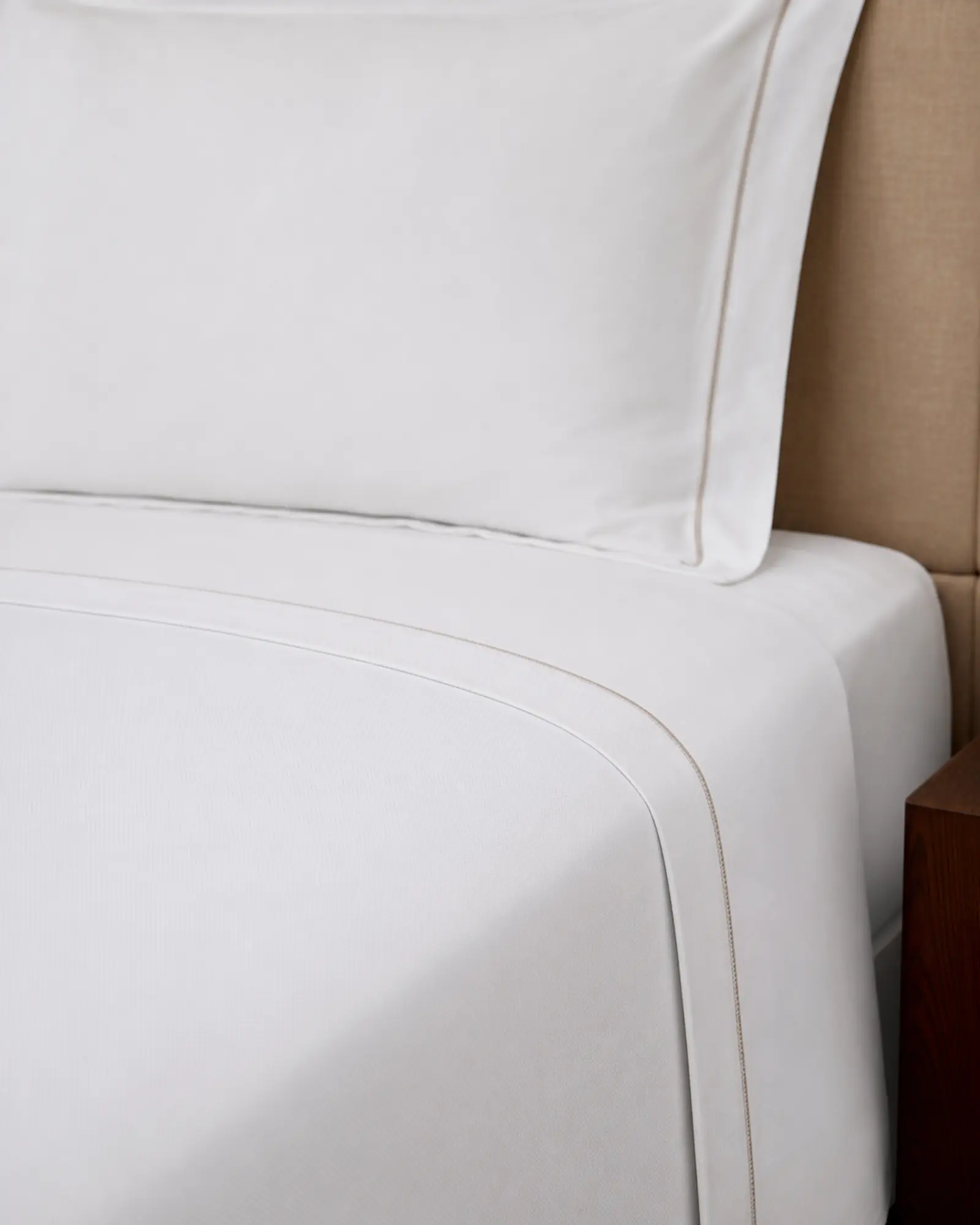 Single Bed Sheet Set profile - Single bed sheet set with crisp white hotel linen